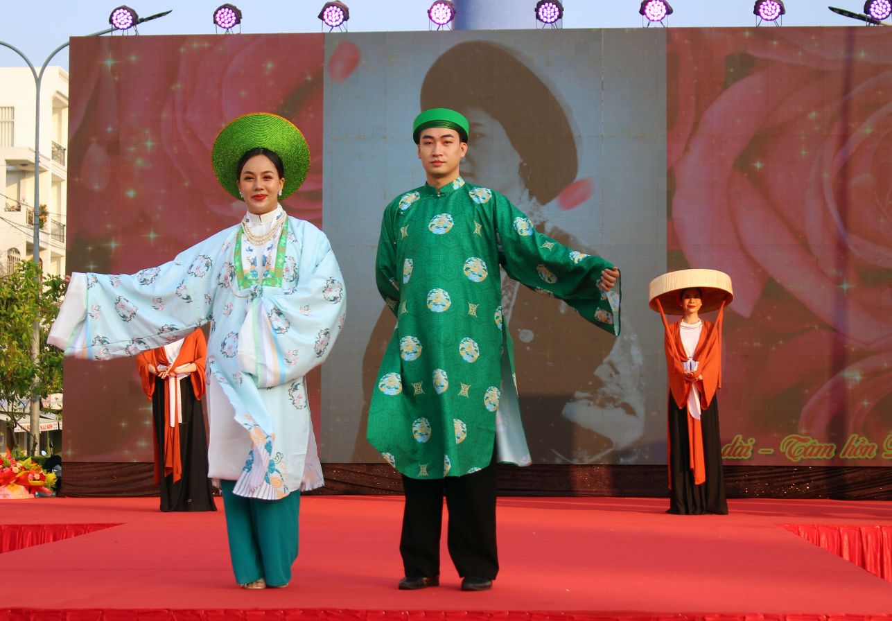 Va tro thanh “thoi trang” trong su kien trong dai nhat cua cac doi uyen uong. Anh: Lam Dienro thanh “thoi trang” trong su kien trong dai nhat cua cac doi uyen uong. Anh: Lam Dien