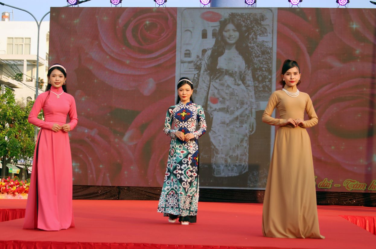 Tuy co nhung quy tat bat buoc, nhung ao dai khong ngung duoc cai bien, cach tan ve kieu dang, chat lieu de dap ung nhu cau tham my cua cuoc song. Tuy nhien, du bien tau den dau, ao dai van dap ung duoc tinh chat thuot tha cua no. Do la dieu lam nen su doc dao cua ao dai Viet Nam. Anh: Anh