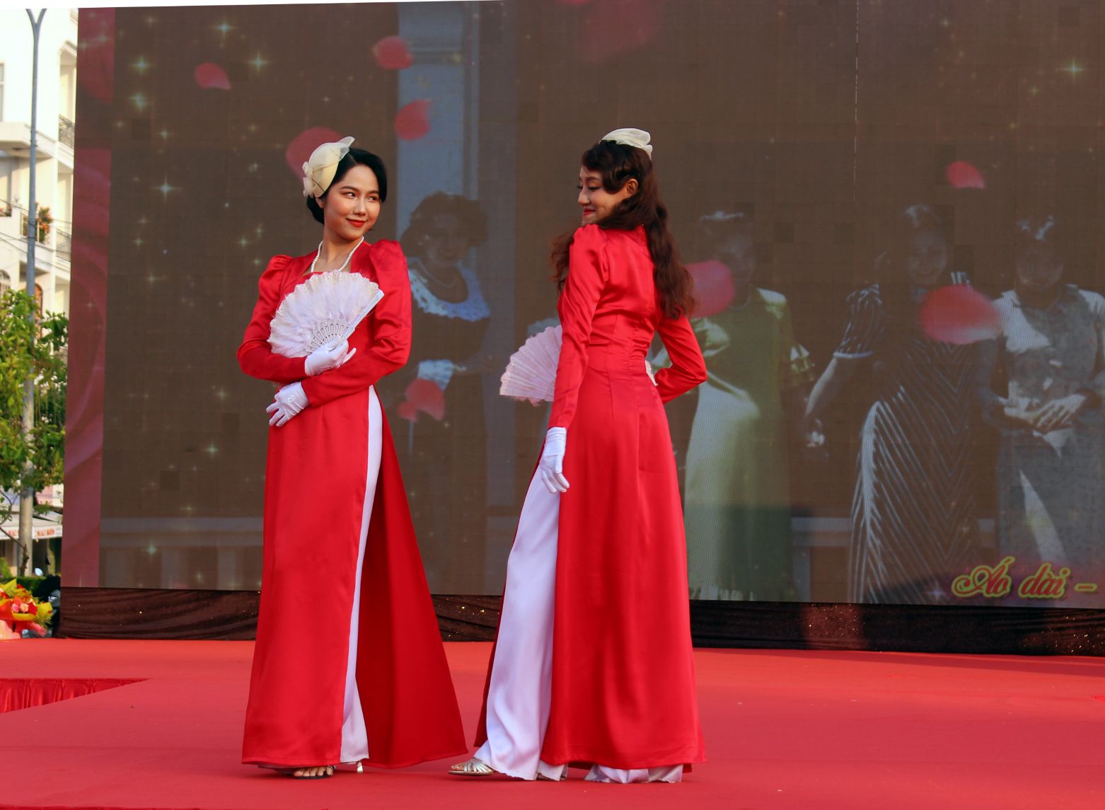 Ao dai truyen thong trong hinh dang moi, tao nen su tan thoi cho nguoi mac. Anh: Lam Dien