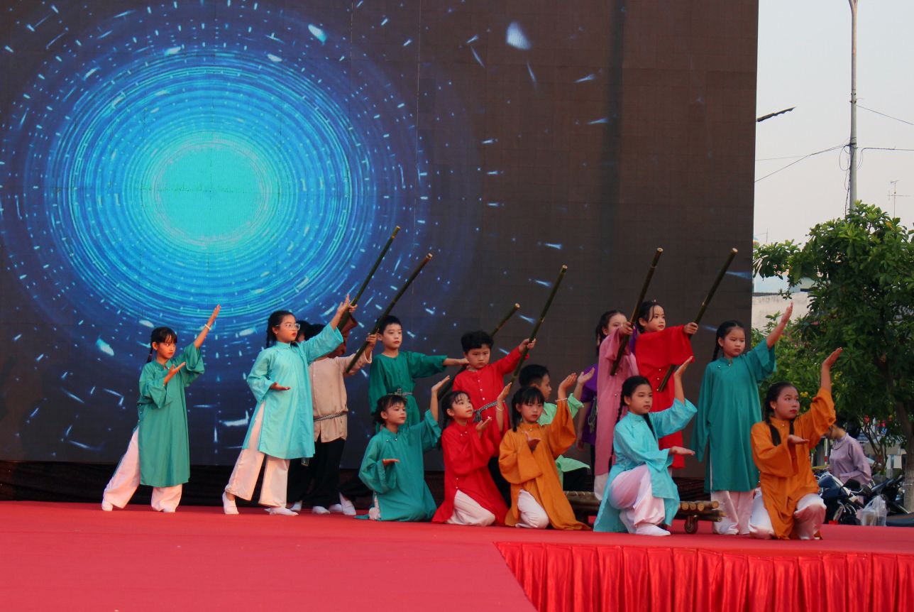 Chinh vi co bien do lon cho su cach tan nen ao dai da thoat khoi gioi han la san pham danh rieng cho cac co gai dang do xuan thi... Tham chi con la thoi trang cua cac be gai. Anh: Lam Dien