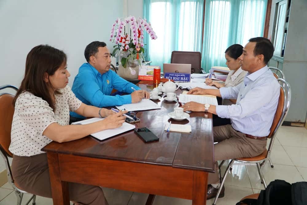 The representative of the Gia Lai Provincial Trade Union requested the two companies to promptly dialogue with employees about the insurance payment. Photo: Thanh Tuan