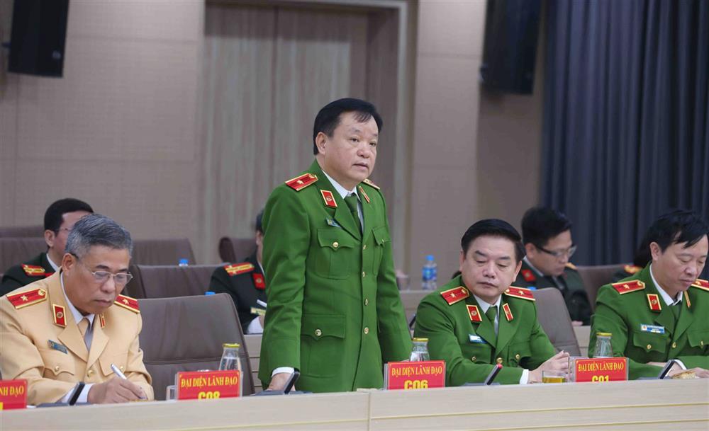 Thiếu tướng Phùng Đức Thắng thông tin về thủ tục cấp thẻ căn cước. Ảnh: Bộ Công an