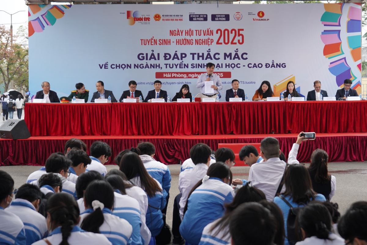 Cac chuyen gia tu van, giai dap truc tiep nhung thac mac cua phu huynh, hoc sinh lien quan den ky thi tot nghiep THPT va tuyen sinh 2025. Anh: Mai Dung