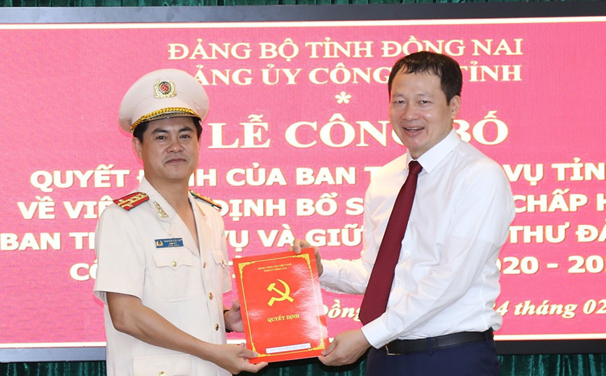 Colonel Nguyen Duc Hai (left) received the decision and holds the position of Secretary of the Dong Nai Provincial Police Party Committee. Photo: Dong Nai Provincial Police