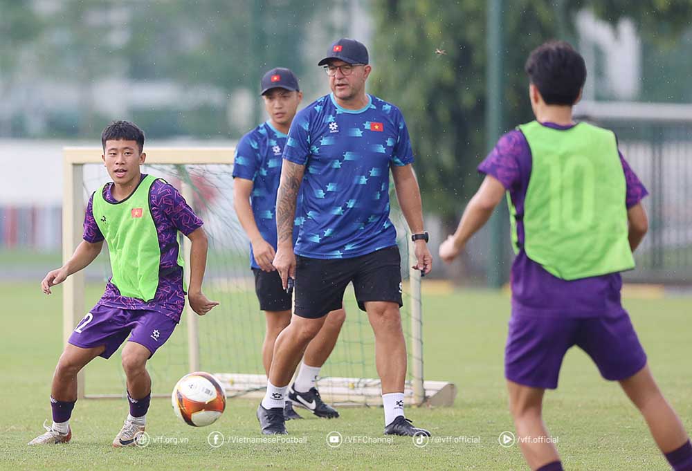 Huan luyen vien Roland tiep tuc dan dat U17 Viet Nam. Anh: VFF