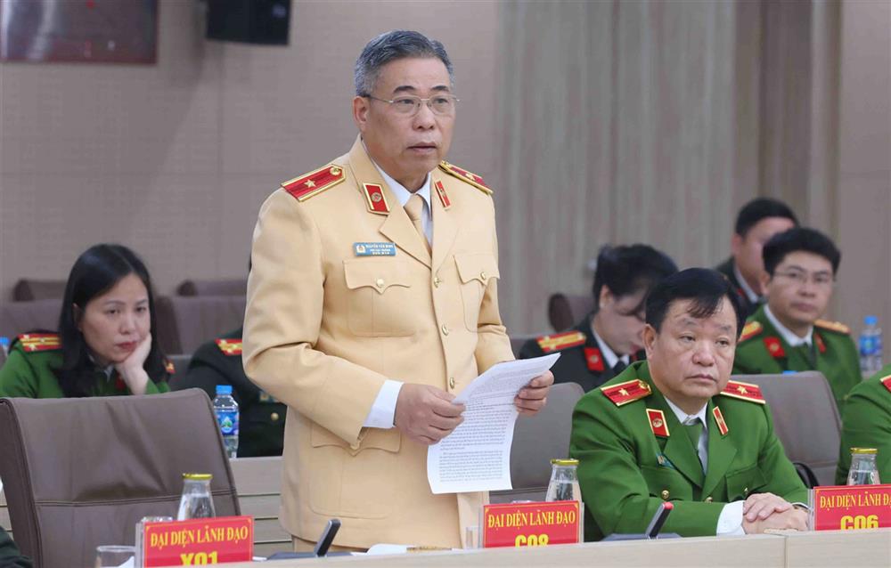 Major General Nguyen Van Minh - Deputy Director of the Traffic Police Department - answered the press about the issuance and renewal of driving licenses. Photo: Ministry of Public Security