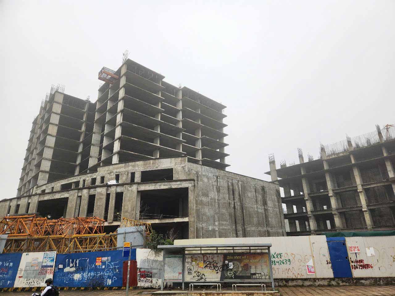 Although the market lacks supply, there are unfinished construction projects that have not been completed for more than a decade. Photo: Cao Nguyen.