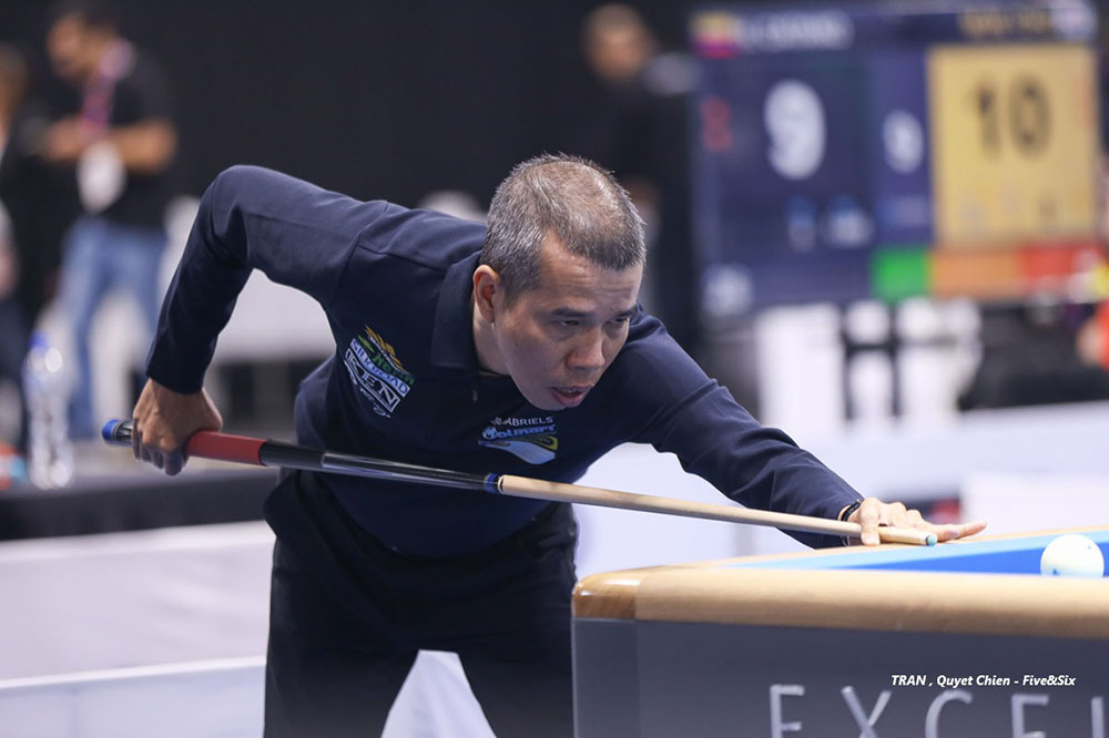 Tran Quyet Chien stopped at the round of 16 of the 3-cushion carom billiards World Cup Bogota. Photo: UMB