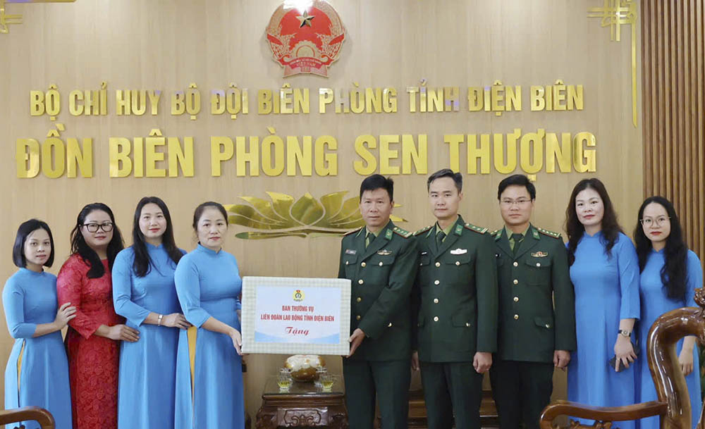 Female union members of the Dien Bien Provincial Federation of Labor congratulate Sen Thuong Border Guard Station on the occasion of the Traditional Day of the Border Guard. Photo: Tran Nga