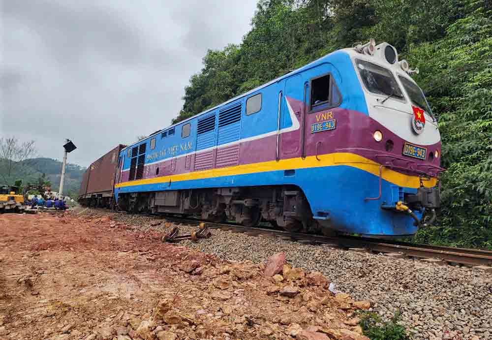 En la mañana de 2.3, el barco paso por el accidente donde ocurrio el accidente cerca de la estacion Hoa Duyet. Foto: Tran Tuan.