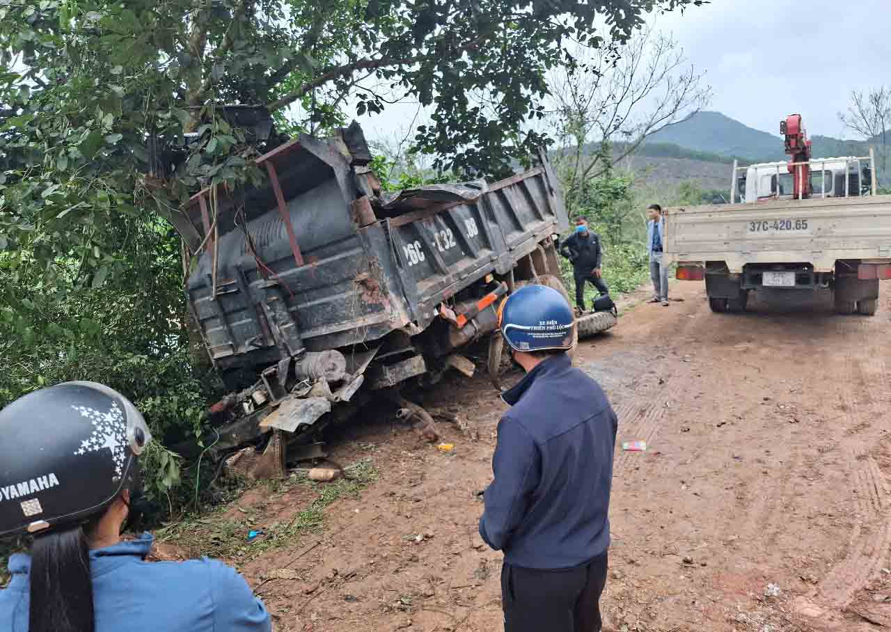 Chiec xe tai trong vu tai nan da duoc di chuyen sang vi tri ben canh de thong tuyen duong sat. Anh: Tran Tuan.