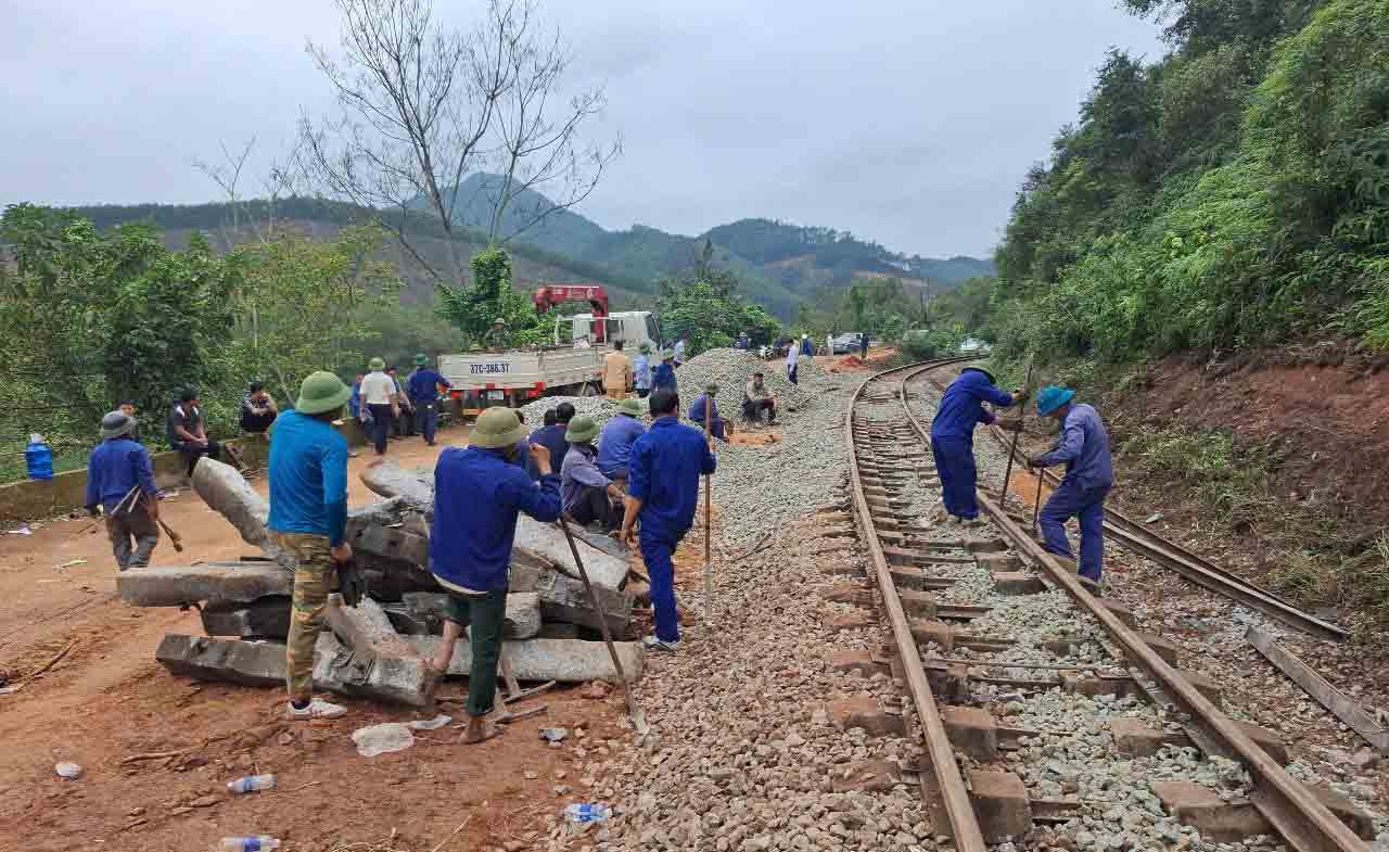 Du da thong tuyen nhung viec hoan tat bo sung da dam vao khu vuc ray duong sat van dang duoc tiep tuc. Anh: Tran Tuan.