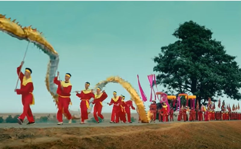 Bac Ninh is the land of festivals and relics. The province has 1,558 relics, 18 national treasures and more than 500 large and small festivals held all year round. Photo: MV "Bac Bling" (Bac Ninh) by Hoa Minzy