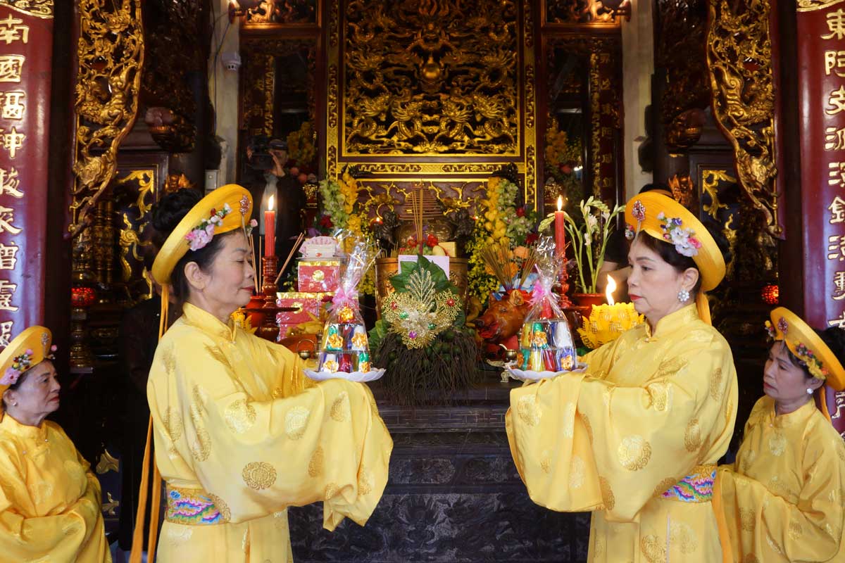 The offering ceremony at the Cua Ong Temple Festival, Cam Pha City, Quang Ninh Province. Photo: Doan Hung