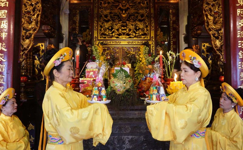 The offering ceremony at the Cua Ong Temple Festival, Cam Pha City, Quang Ninh Province. Photo: Doan Hung