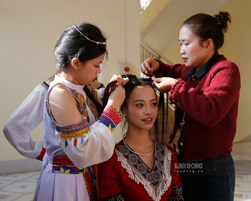 Cac thi sinh trung tuyen di tiep vao vong so khao se duoc dien ra tu ngay 10-15.3. Dem chung ket se dien ra vao 16.3, Ban to chuc se chon ra Nguoi dep Hoa Ban va trao cac danh hieu trong khuon kho cuoc thi.