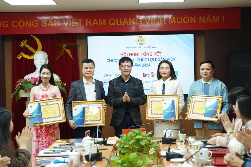 Mr. Nguyen Ngoc An - Chairman of the Vietnam Education Trade Union awarded Certificates of Merit to 5 collectives effectively participating in the cooperation program "Welfare of union members in the education sector in 2024". Photo: Quynh Chi