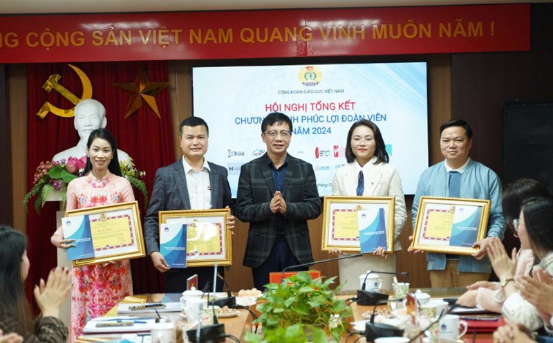 Mr. Nguyen Ngoc An - Chairman of the Vietnam Education Trade Union awarded Certificates of Merit to 5 collectives effectively participating in the cooperation program "Welfare of union members in the education sector in 2024". Photo: Quynh Chi