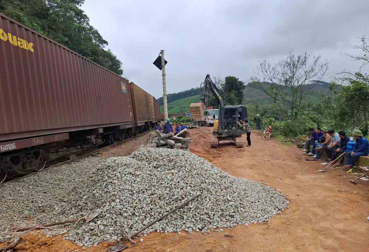 Image of the train crossing the route through the site of the railway accident that paralyzed the road in Ha Tinh. Photo: Tran Tuan.