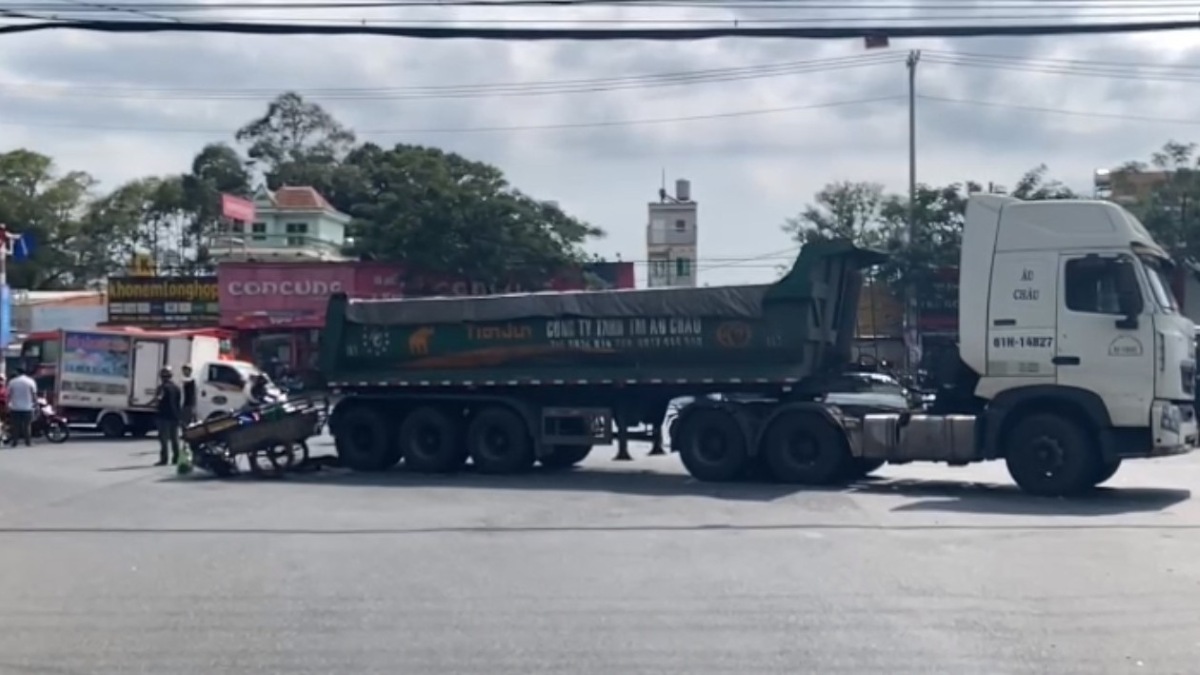 The scene of the collision between a tractor-trailer and a motorbike that killed one person on National Highway 51, through Phu My City, Ba Ria - Vung Tau Province. Photo: Thanh An