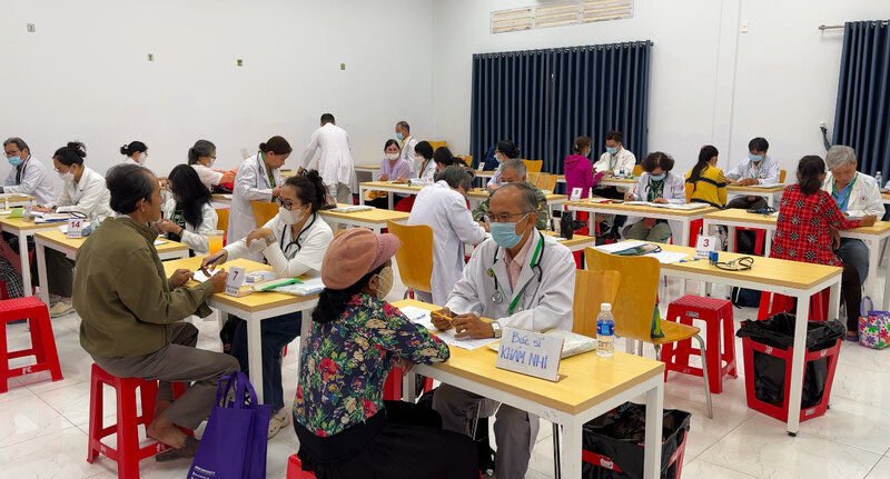 Bringing people from far away for free to see a doctor. Photo: Hoang Loc