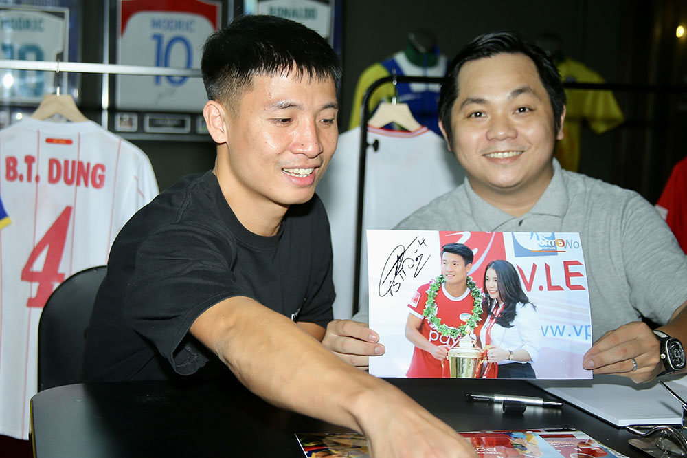 Mr. Tran Minh Tu (right) - CEO of 2109 Company is a famous football jersey collector in Vietnam. Photo: Interviewee