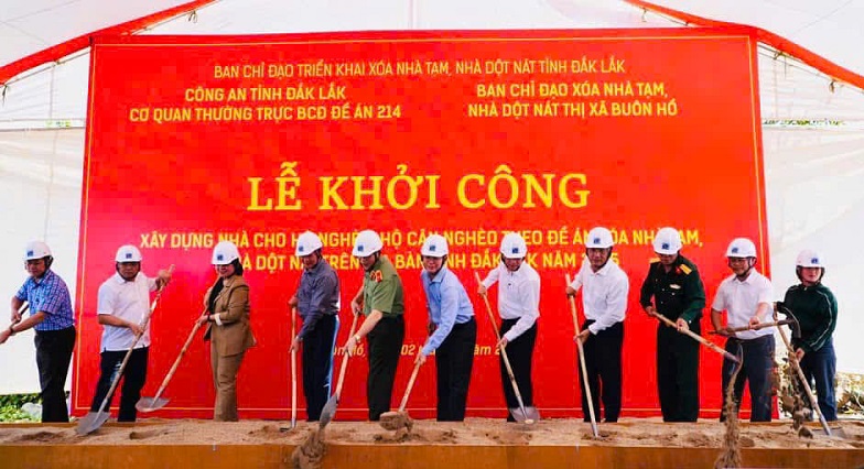 Leaders of the Provincial Party Committee and Dak Lak Provincial Police started construction of houses for poor and near-poor households in 2025. Photo: Bao Trung