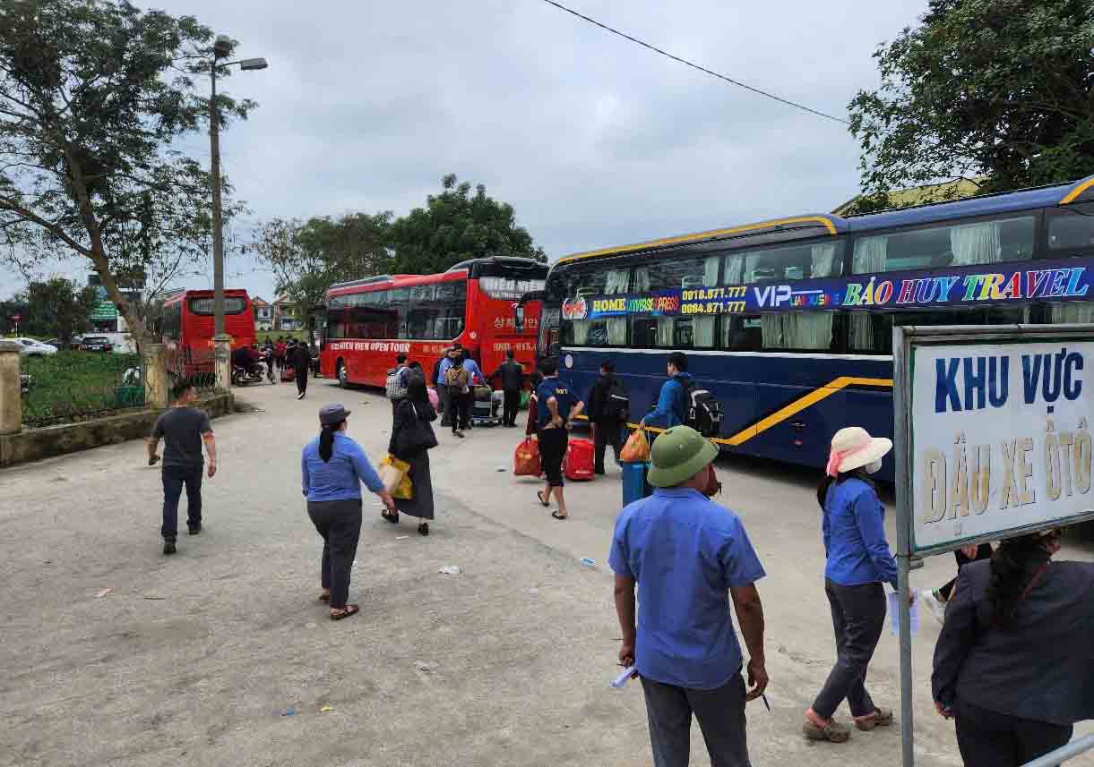 Nhieu xe khach tu chieu ngay 1.3 da duoc dieu dong den trung chuyen hanh khach di tau den ga ke tiep do duong sat doan gan ga Hoa Duyet bi te liet. Anh: Tran Tuan.