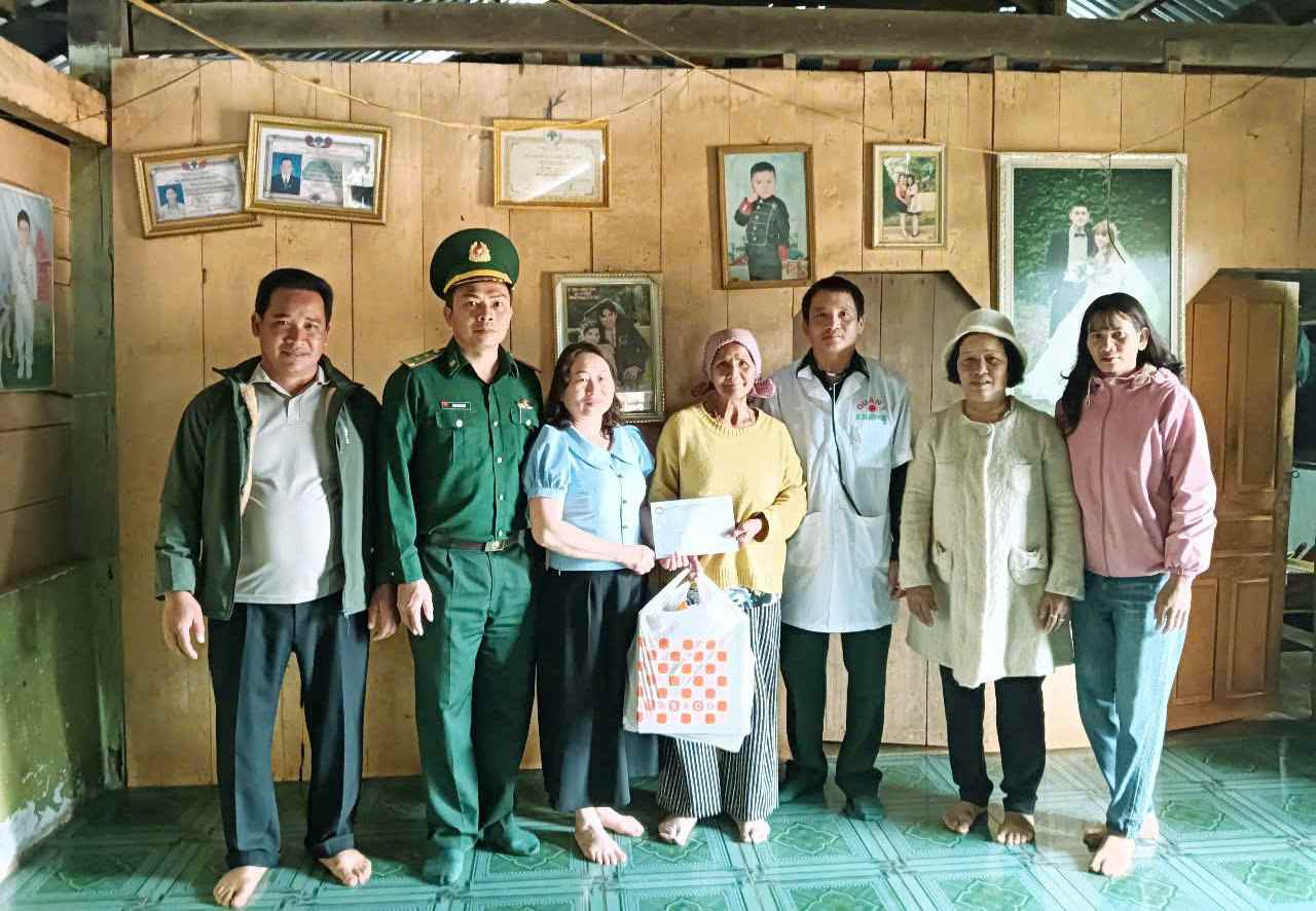 People in the border area of Dak Nong province were presented with "Grand Unity" houses on the occasion of "National Border Guard Festival". Photo: Van Hoan
