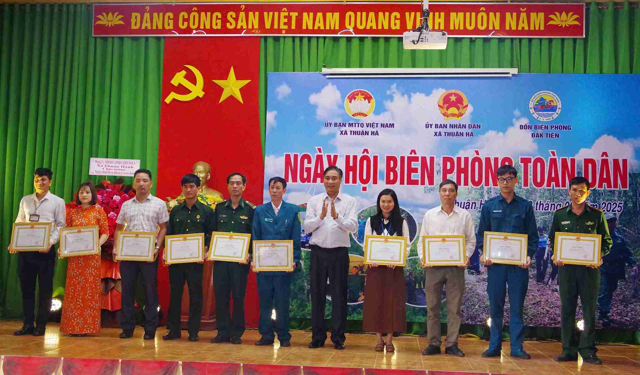 Cac tap the va ca nhan duoc khen thuong trong phong trao “Toan dan tham gia bao ve chu quyen lanh tho, an ninh bien gioi Quoc gia trong tinh hinh moi”. Anh: Van Hoan