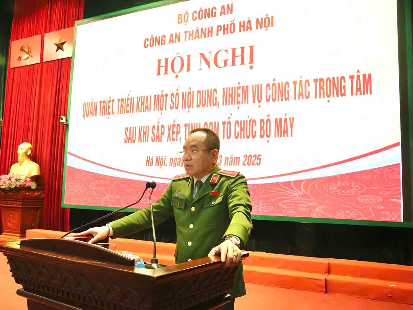 Major General Nguyen Thanh Tung, Deputy Director in charge of the Hanoi City Police Department, spoke at the Conference. Photo: Hanoi City Police