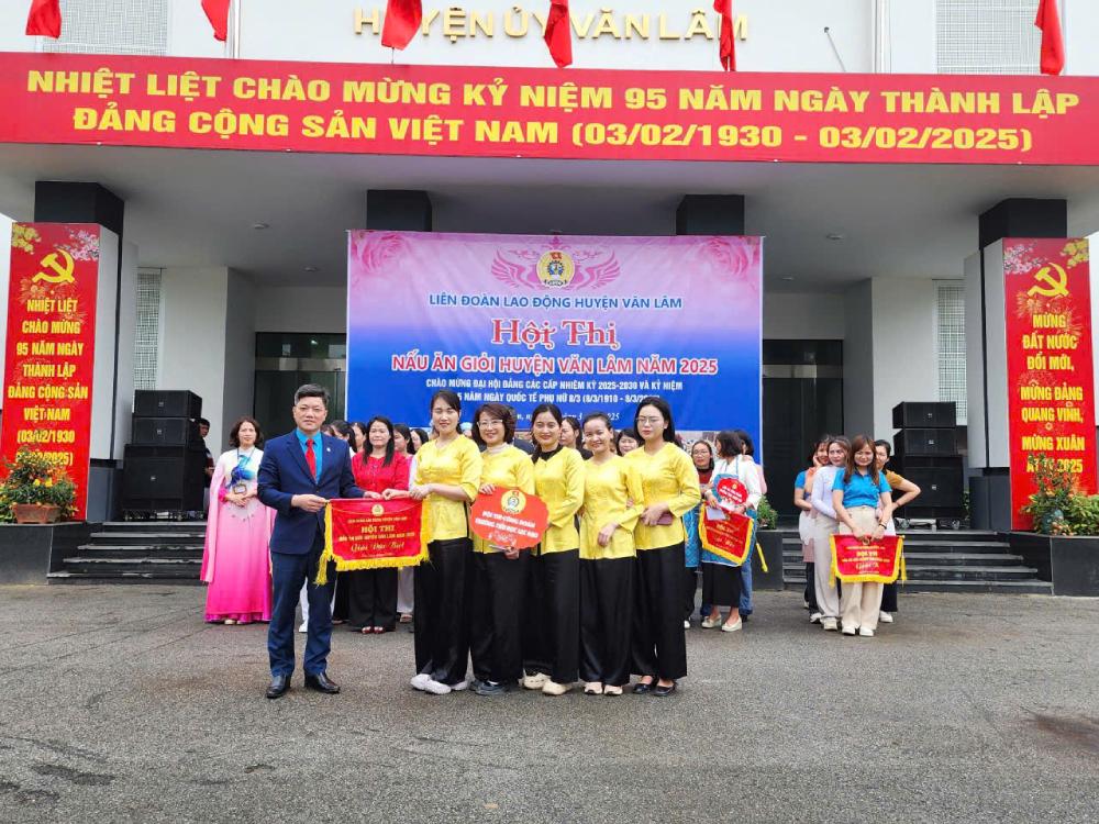 The Organizing Committee awarded prizes to the winning team of the Special Prize at the Excellent Cooking Contest. Photo: Manh Kien
