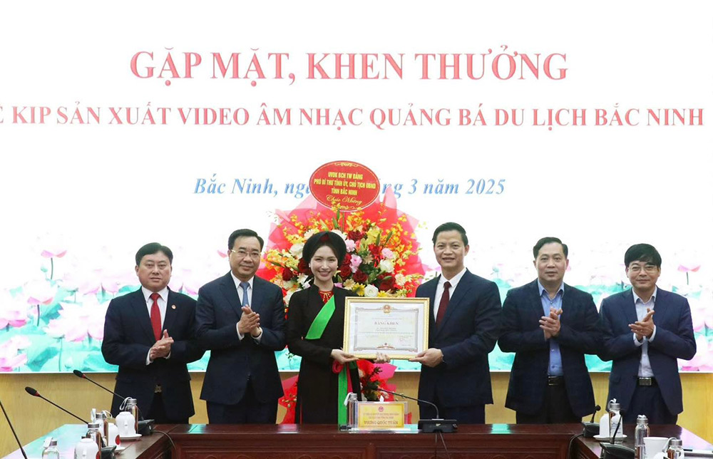 Chu tich UBND tinh Bac Ninh Vuong Quoc Tuan trao Bang khen cho ca si Hoa Minzy. Anh: Dang Hoa