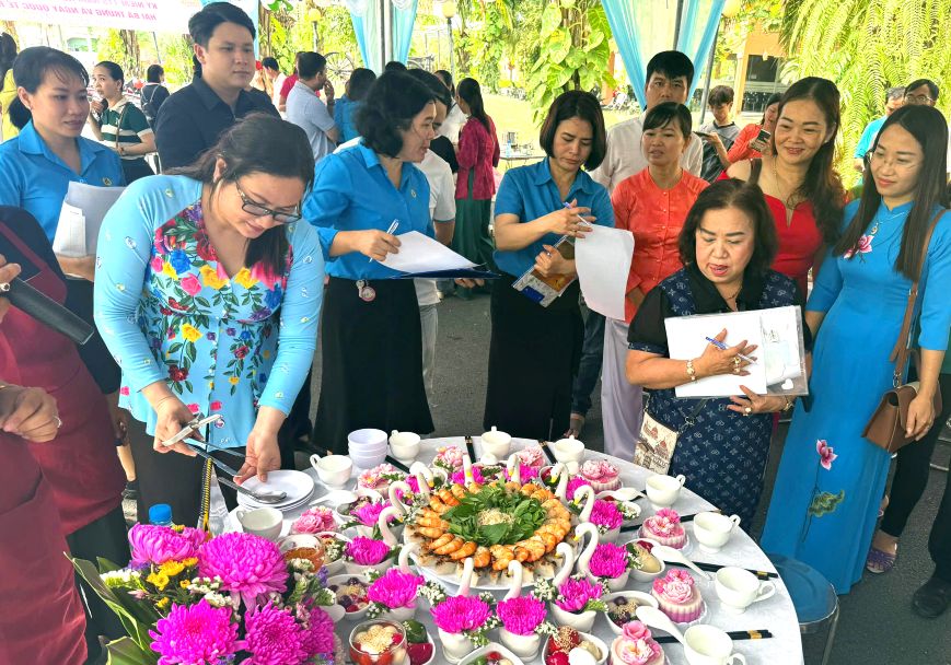 Thuyết minh ý nghĩa của từng nguyên liệu và tên gọi của món chè. Ảnh: Thanh Mai 