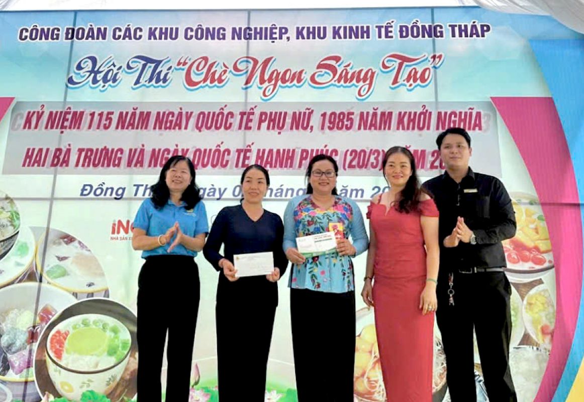 Bà Huỳnh Thị Tuyết Vui - Chủ tịch Liên đoàn lao động tỉnh Đồng Tháp trao thưởng cho đơn vị đạt giải Nhất. Ảnh: Thanh Mai