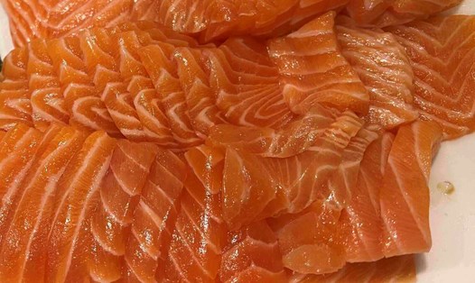 Cá hồi là một trong những thực phẩm giàu protein, có thể bổ sung khi điều chỉnh khẩu phần ăn theo nhu cầu cơ thể để giảm mỡ nội tạng. Ảnh: Kiều Vũ