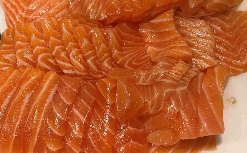 Salmon is one of the protein-rich foods, which can be supplemented when adjusting the diet according to the body's needs to reduce visceral fat. Photo: Kieu Vu