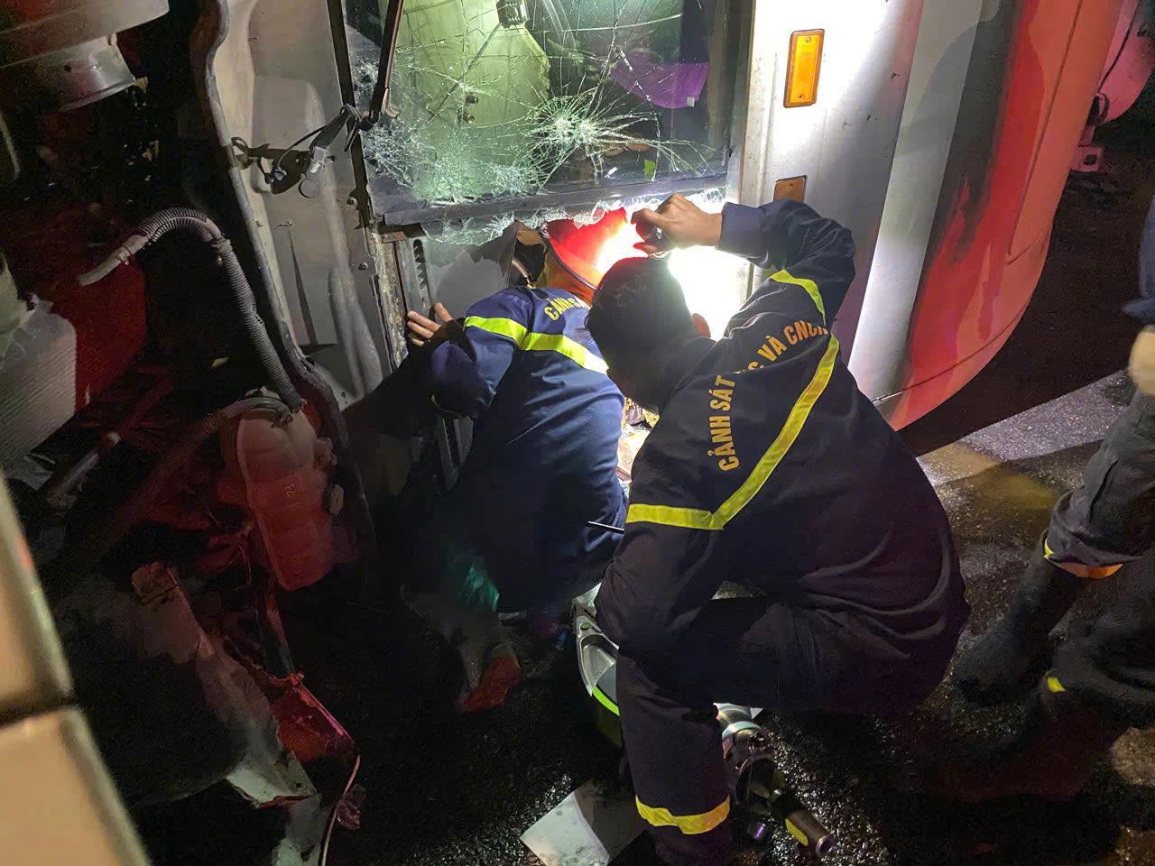Fire prevention and fighting and rescue forces rescued the driver trapped in the cabin. Photo: Quang Ngai Police.