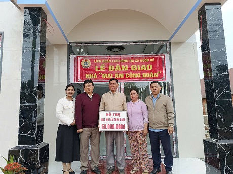 The authorities organized the handover of "Union Shelter" houses to union members in difficult circumstances. Photo: Pham Quyen