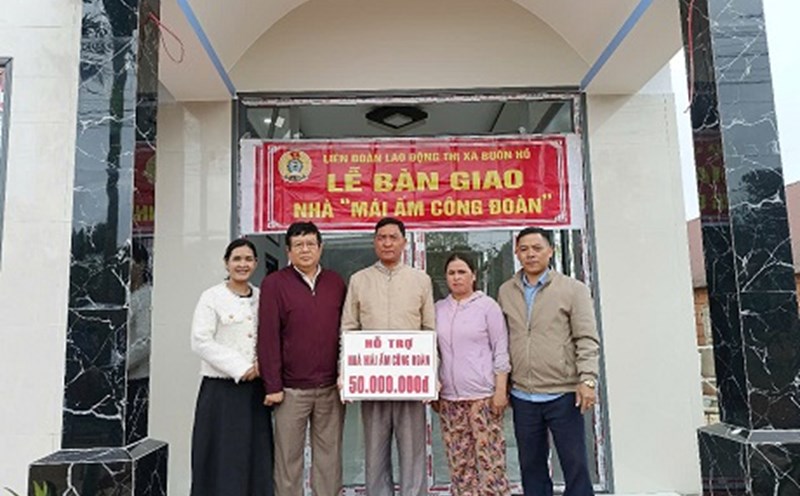 The authorities organized the handover of "Union Shelter" houses to union members in difficult circumstances. Photo: Pham Quyen