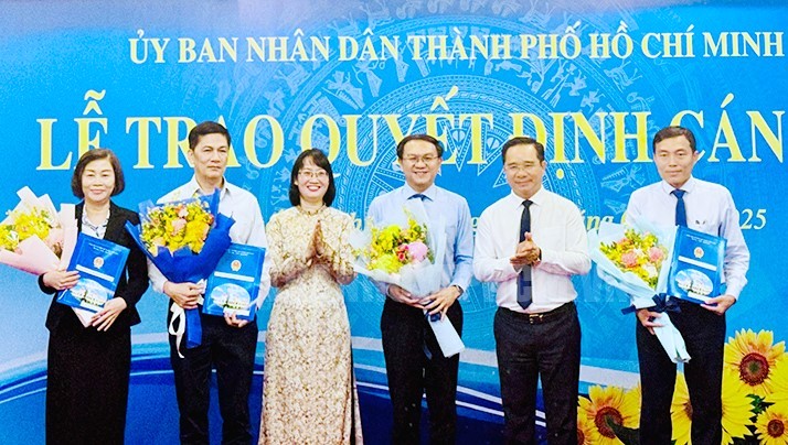 Chairman of the Ho Chi Minh City People's Committee Nguyen Van Duoc (2nd from right) presented the decision to the Urban Planning and Investment Commission and Deputy Urban Planning Commissioners of the Ho Chi Minh City Science and Technology Institute. Photo: Long Ho