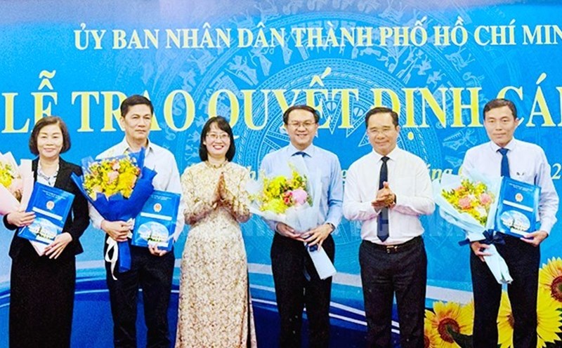 Chairman of the Ho Chi Minh City People's Committee Nguyen Van Duoc (2nd from right) presented the decision to the Urban Planning and Investment Commission and Deputy Urban Planning Commissioners of the Ho Chi Minh City Science and Technology Institute. Photo: Long Ho