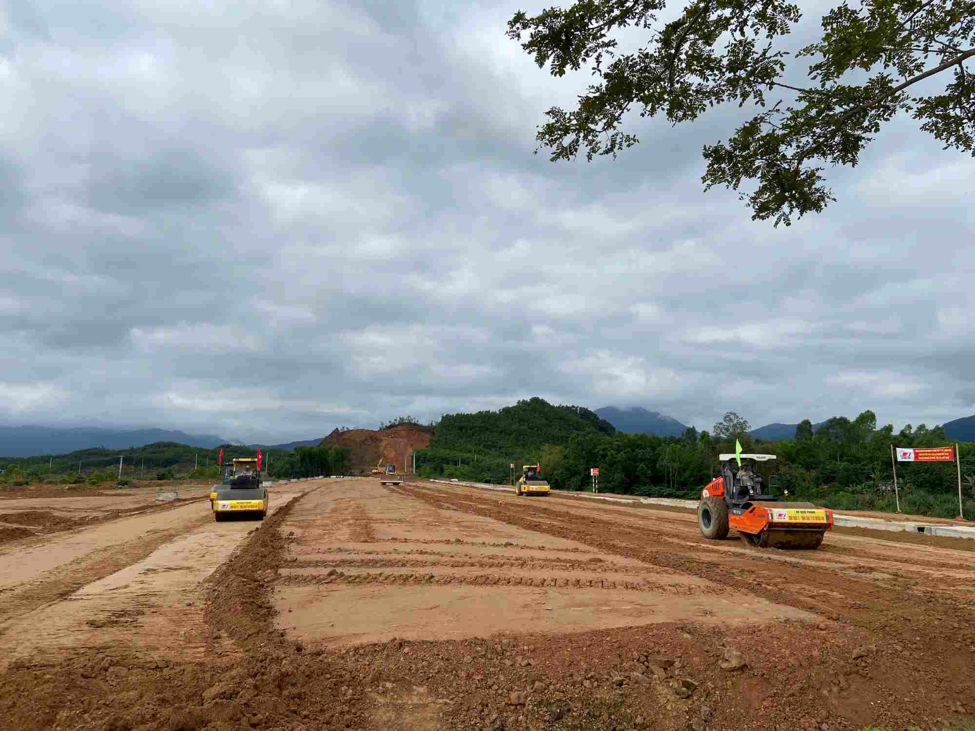 Inspection Team No. 1, led by Politburo member and Permanent Deputy Prime Minister Nguyen Hoa Binh, will inspect key transport projects. In the photo is the Hoa Lien - Tuy Loan Expressway project, 11.5km long in Da Nang. Photo: Nguyen Linh