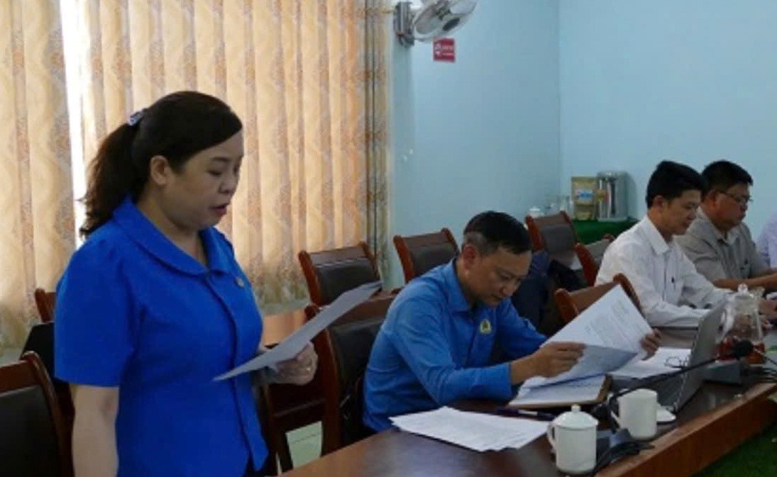 The Steering Committee for the movement of the entire people to unite in building the cultural life of Buon Don district held a meeting to evaluate the results of the assessment scores. Photo: Nguyen Cuong