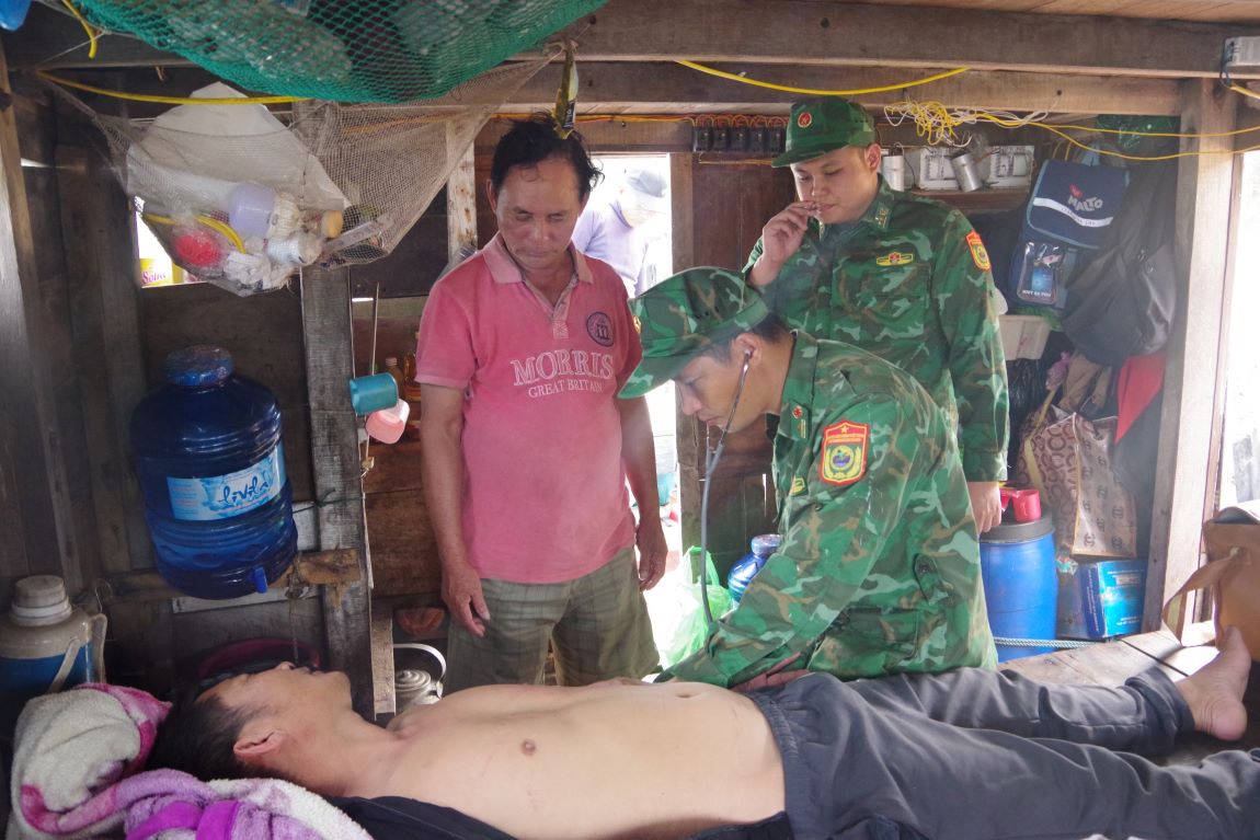 The fishermen were promptly rescued by the Quang Tri Border Guard. Photo: Manh Hung