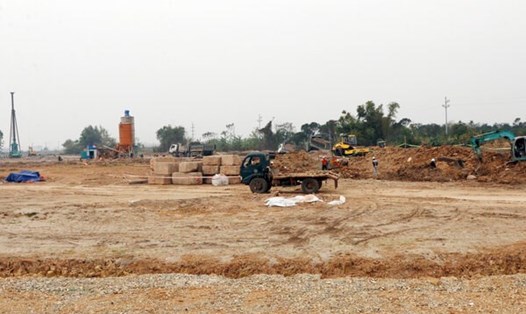 Đơn vị nhà thầu tập trung nhân lực, trang thiết bị thi công dự án sân bay Gia Bình (Bắc Ninh). Ảnh: Vân Trường