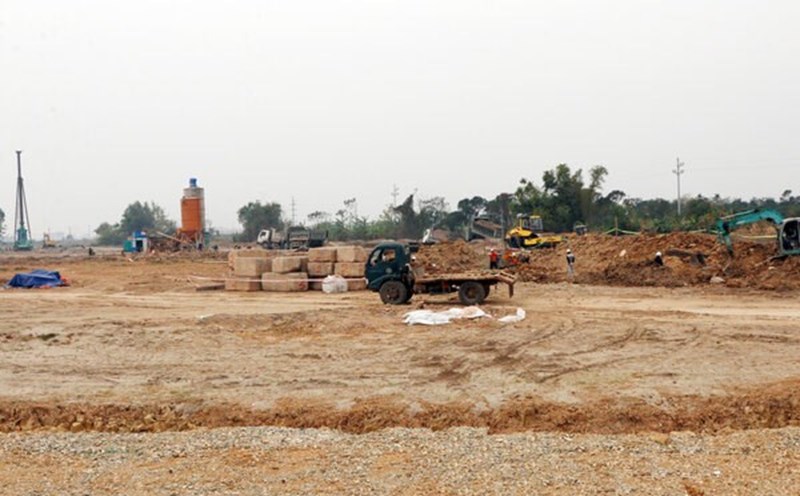 The contractor focuses on human resources and equipment for the construction of the Gia Binh airport project (Bac Ninh). Photo: Van Truong