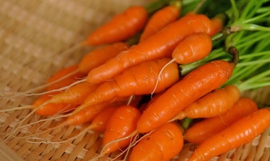 Vi nhựa đang xâm nhập vào cơ thể con người qua nhiều con đường khác nhau, nhưng bằng cách bổ sung những loại rau củ giàu chất xơ, chúng ta có thể hỗ trợ cơ thể đào thải vi nhựa và giảm thiểu tác hại của chúng. Ảnh: Xinhua.