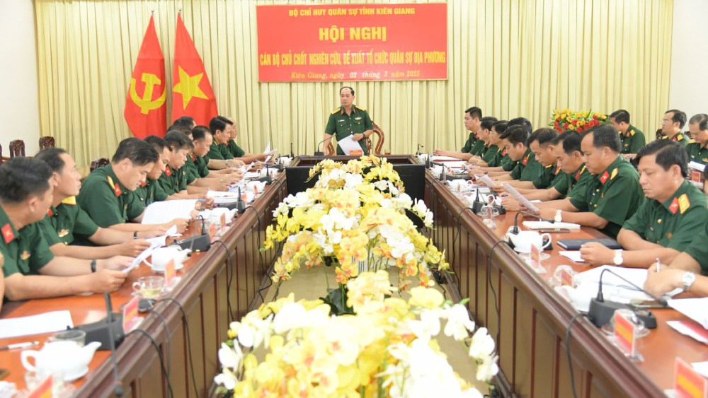 The delegates analyzed, contributed, and proposed opinions on local military organizations. Photo: Phuong Vu