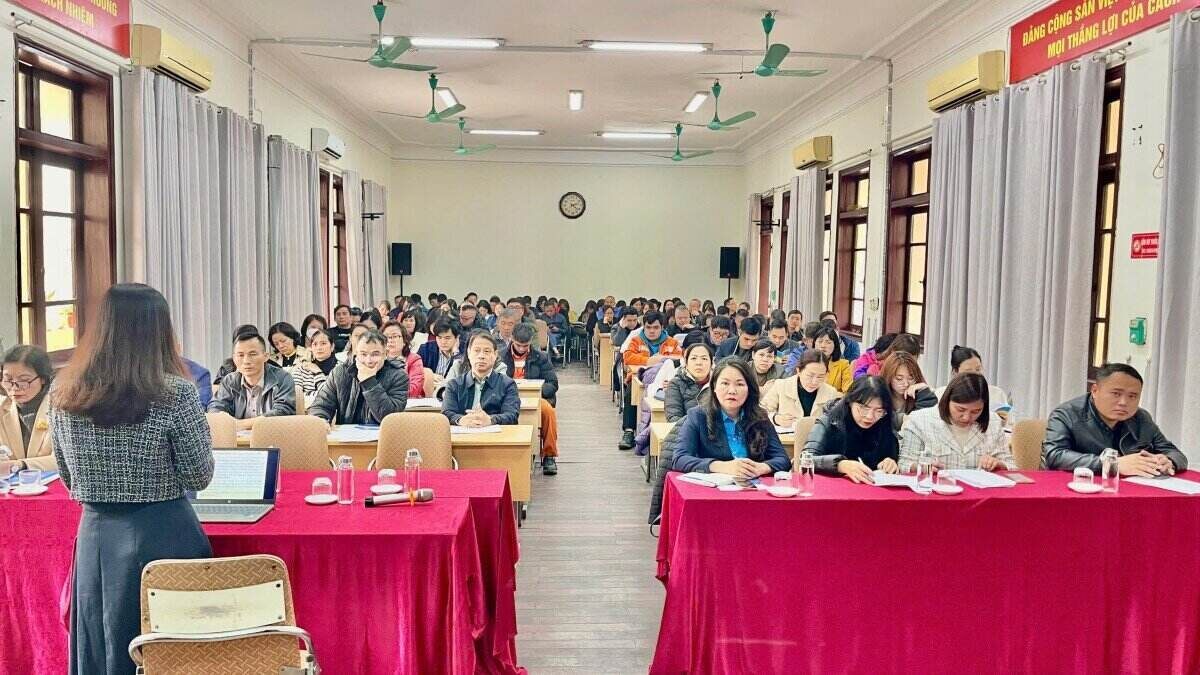 Grassroots union officials and trade unions under the Hanoi Transport Trade Union received training on the Trade Union Law and the Social Insurance Law 2024. Photo: Trade Union
